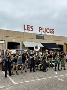 Fanfare Krapo devant les Traboules des Puces du Canal