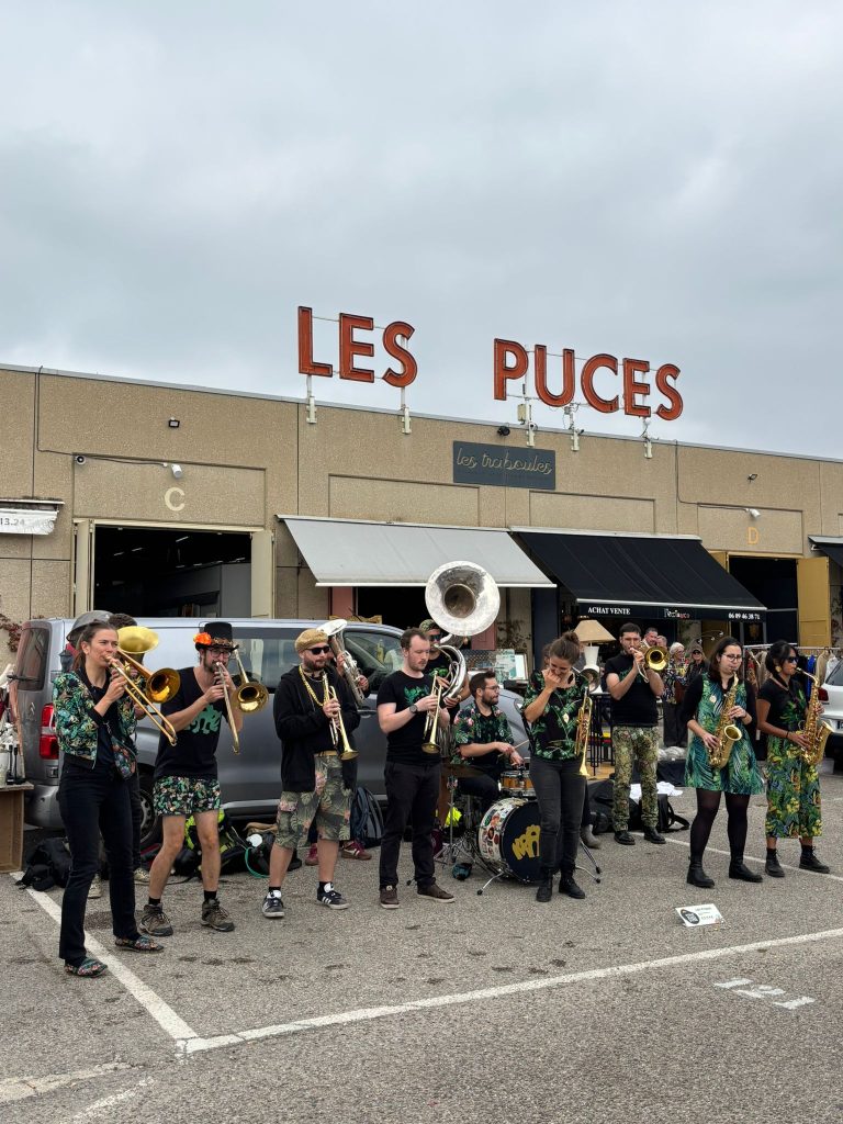 Fanfare Krapo devant les Traboules des Puces du Canal