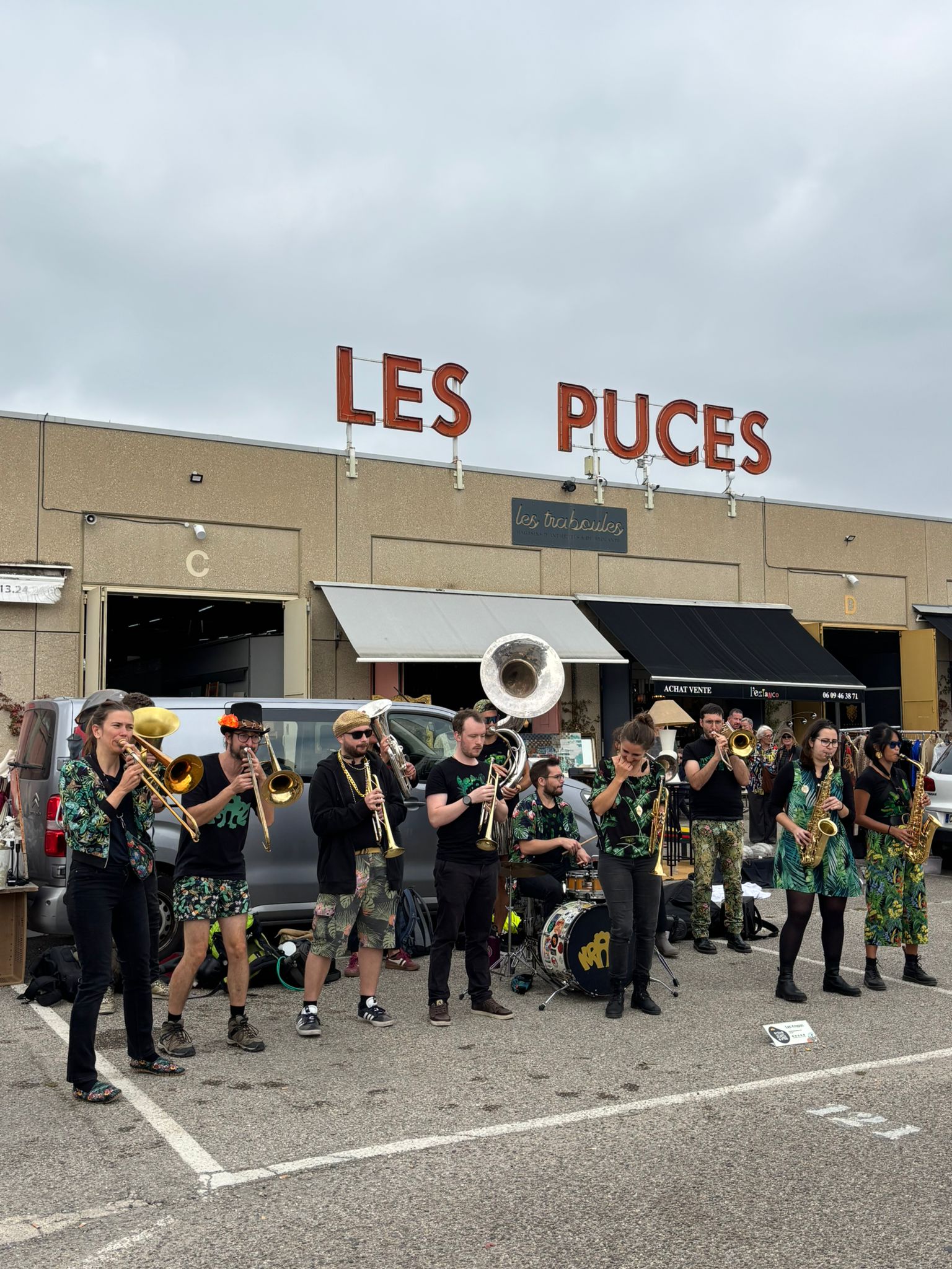 Fanfare Krapo devant les Traboules des Puces du Canal